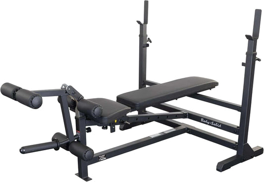 Body-Solid GDIB-46LB Black Edition in flacher Stellung mit Hantelablagen und Beinaufsatz
