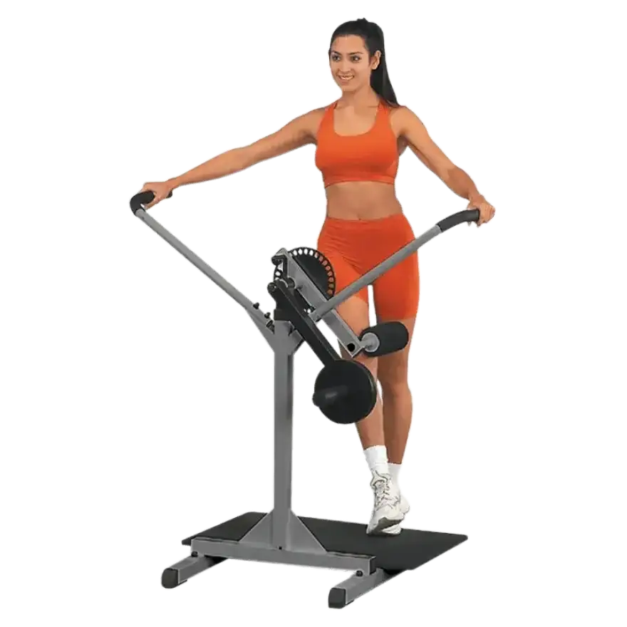Frau trainiert an Kraftstation mit Bein- und Armhebeln für Homegym Fitness
