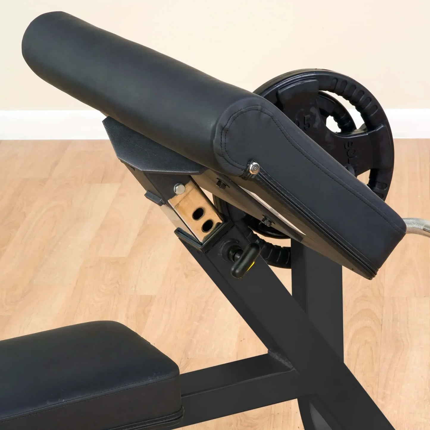 Schwarze Hantelbank mit verstellbarer Rückenlehne für Krafttraining im Homegym