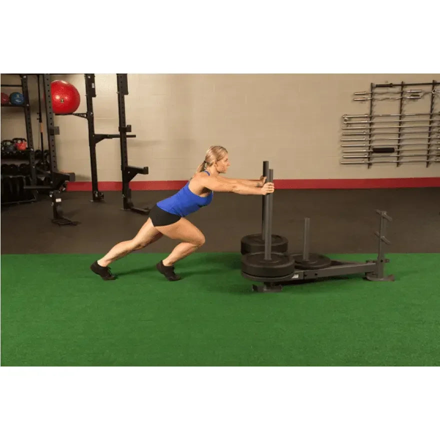 Frau trainiert mit Gewichtswagen im Fitnessstudio – Krafttraining & Homegym Equipment