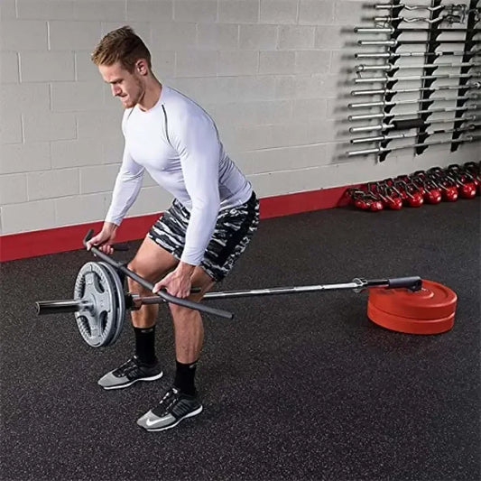 Mann beim Deadlift mit Langhantel im Fitnessstudio, Krafttraining mit Gewichten