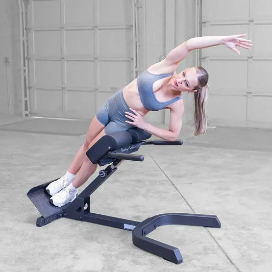 Frau trainiert mit Bauchmuskelbank für Homegym – Kraftstation für Core-Training & Fitness