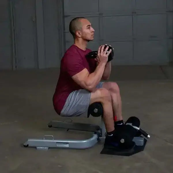 Mann trainiert mit Kettlebell auf Hantelbank im Homegym – Kraftsport & Fitness Equipment