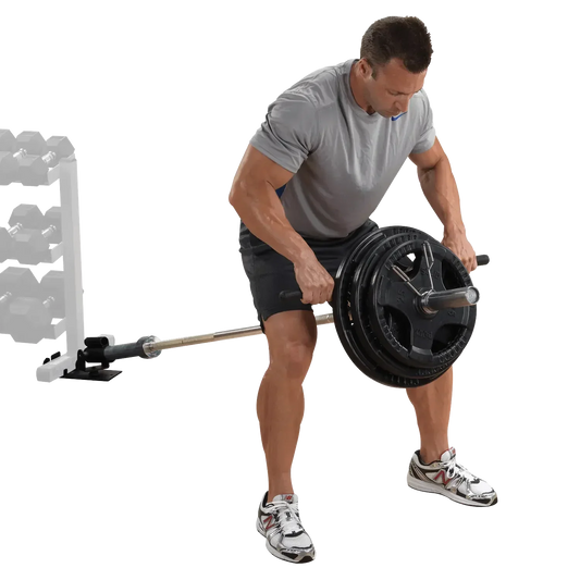 Mann trainiert mit Langhantel und Gewichten für Krafttraining im Homegym