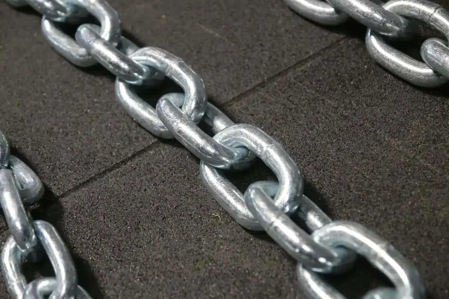 Robuste Fitnesskette für Krafttraining auf Gummi-Bodenbelag