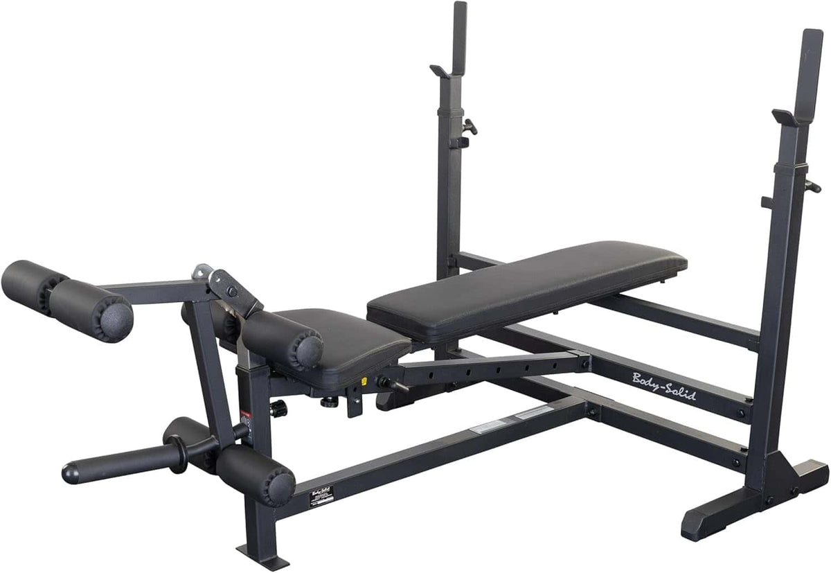 Body-Solid GDIB-46LB Black Edition in flacher Stellung mit Hantelablagen und Beinaufsatz