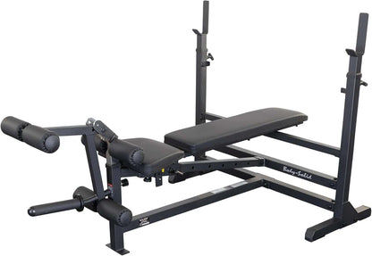 Body-Solid GDIB-46LB Black Edition in flacher Stellung mit Hantelablagen und Beinaufsatz