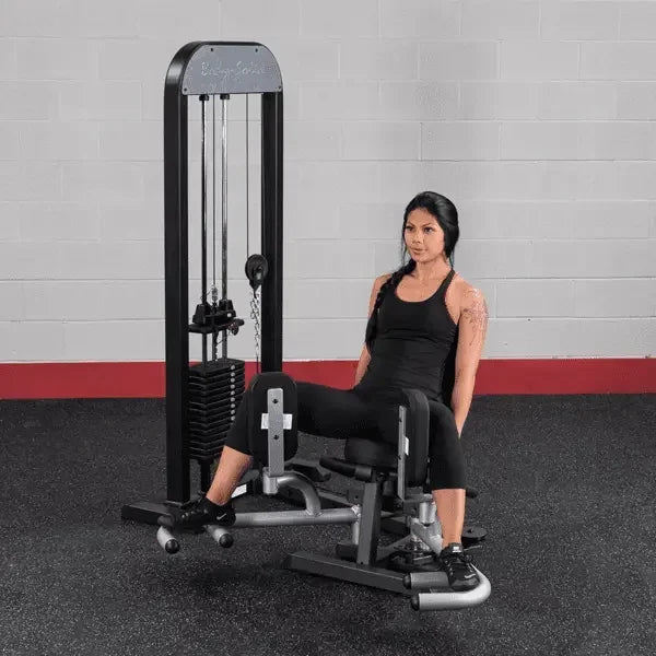 Frau trainiert an Kraftstation mit Kabelzug im Fitnessstudio