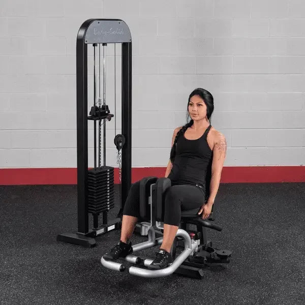 Frau trainiert an Kraftstation im Homegym – Fitnessgeräte für Kraftsport & Training