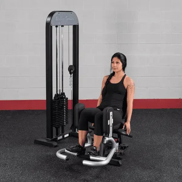 Frau trainiert an Kraftstation mit Kabelzug im Homegym – Fitness-Kraftgeräte für effektives Training