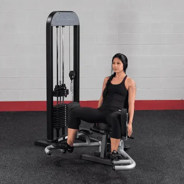 Frau trainiert an Kraftstation im Fitnessstudio – ideales Homegym Equipment für Kraftsport & Training