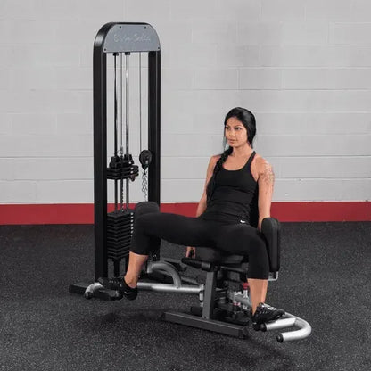 Frau trainiert an Kraftstation mit Kabelzug im Fitnessstudio – ideal für Homegym & Studio