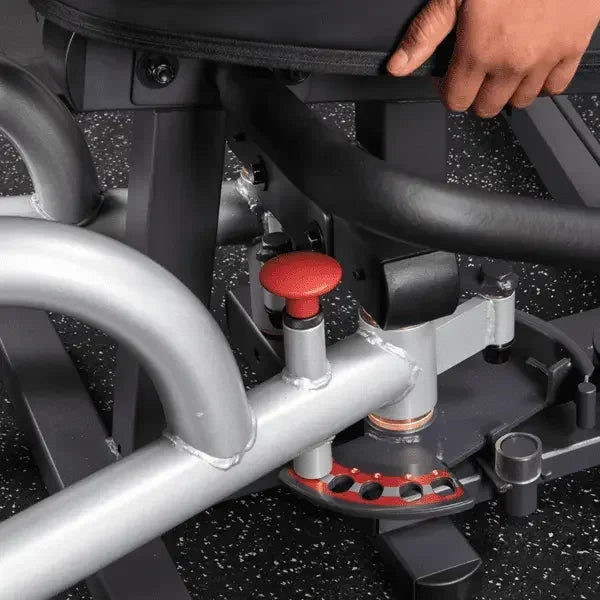 Kraftstation mit rotem Verstellknopf und robustem Metallgestell für Homegym & Studio