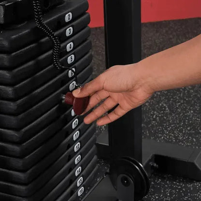 Hand justiert Gewicht an Kraftstation – perfekt für Homegym & Studio-Training
