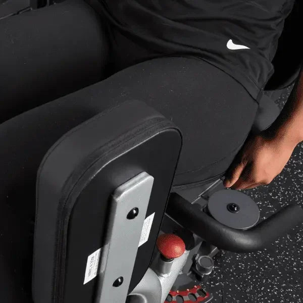 Person trainiert auf schwarzer Hantelbank mit gepolstertem Rückenlehne im Fitnessstudio