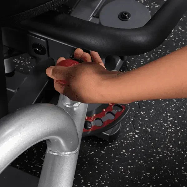 Hand justiert Gewicht an Kraftstation – ideal für Homegym & Studio Training