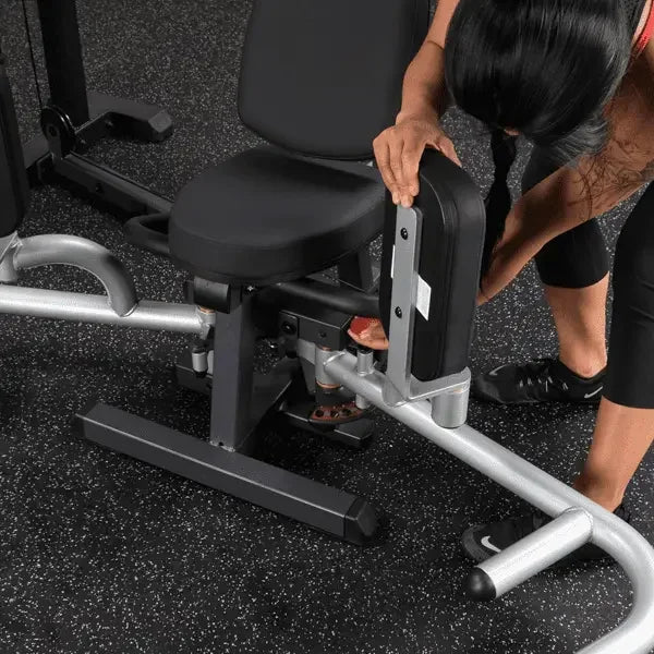 Frau justiert Hantelbank für Krafttraining im Homegym – robustes Fitness-Kraftgerät mit verstellbarer Rückenlehne
