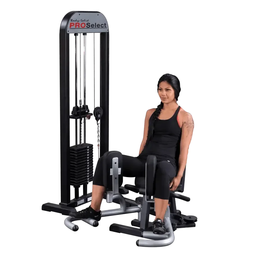 Frau trainiert an Body-Solid PROSelect Kraftstation für Homegym & Studio – Fitness-Kraftgeräte