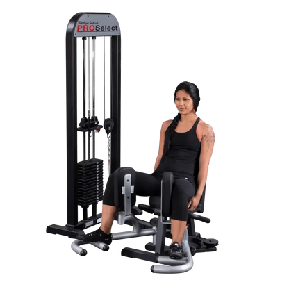 Frau trainiert an Body-Solid PROSelect Kraftstation für Homegym & Studio – Fitness-Kraftgeräte