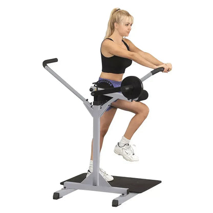Frau trainiert mit Kraftstation für Homegym – Fitness-Kraftgerät mit Gewichten