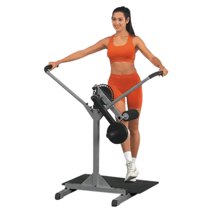 Frau trainiert an Kraftstation mit Bein- und Armhebeln für Homegym Fitness