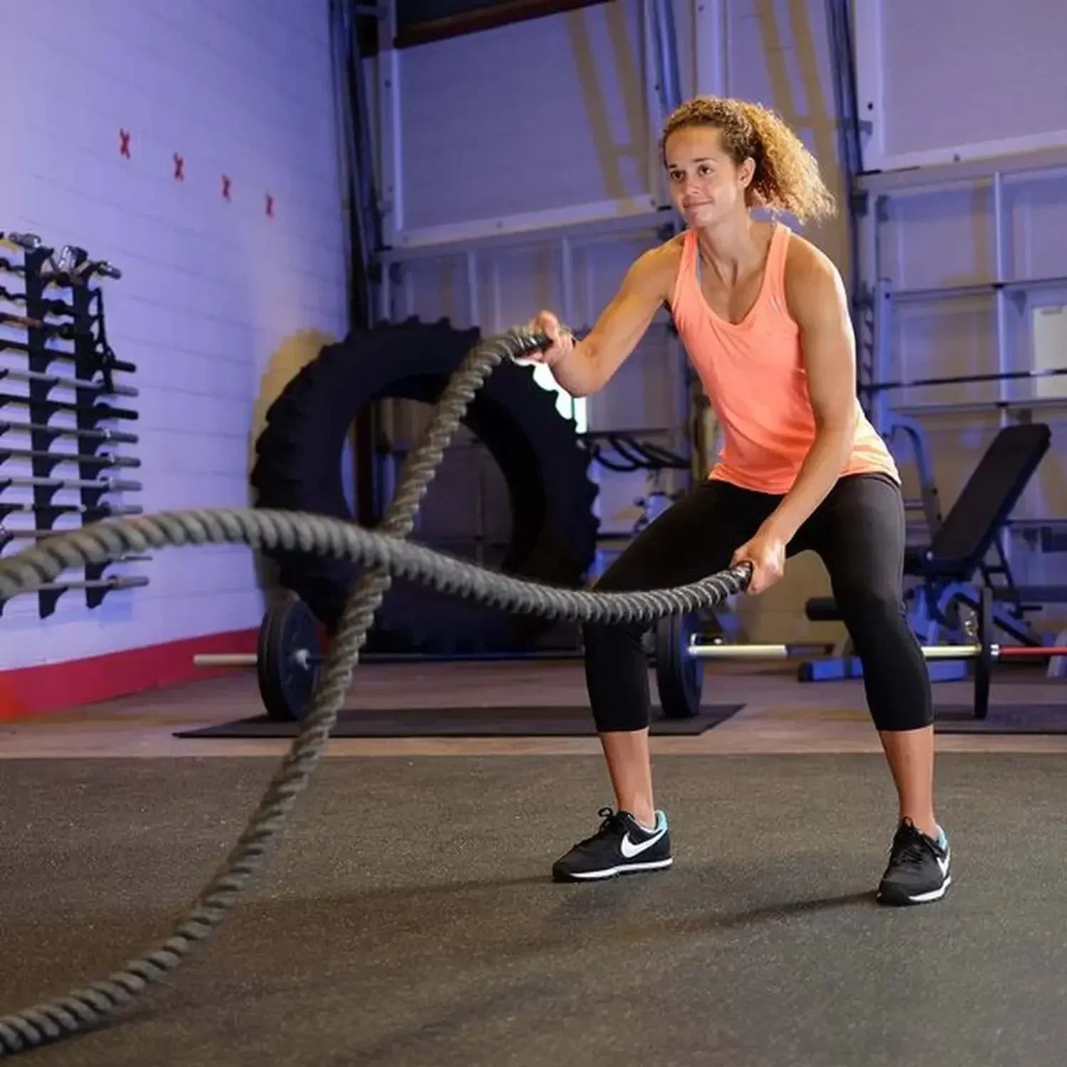 Frau trainiert mit Battle Ropes im Fitnessstudio – Krafttraining & Functional Workout