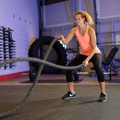 Frau trainiert mit Battle Ropes im Fitnessstudio – Krafttraining & Functional Workout