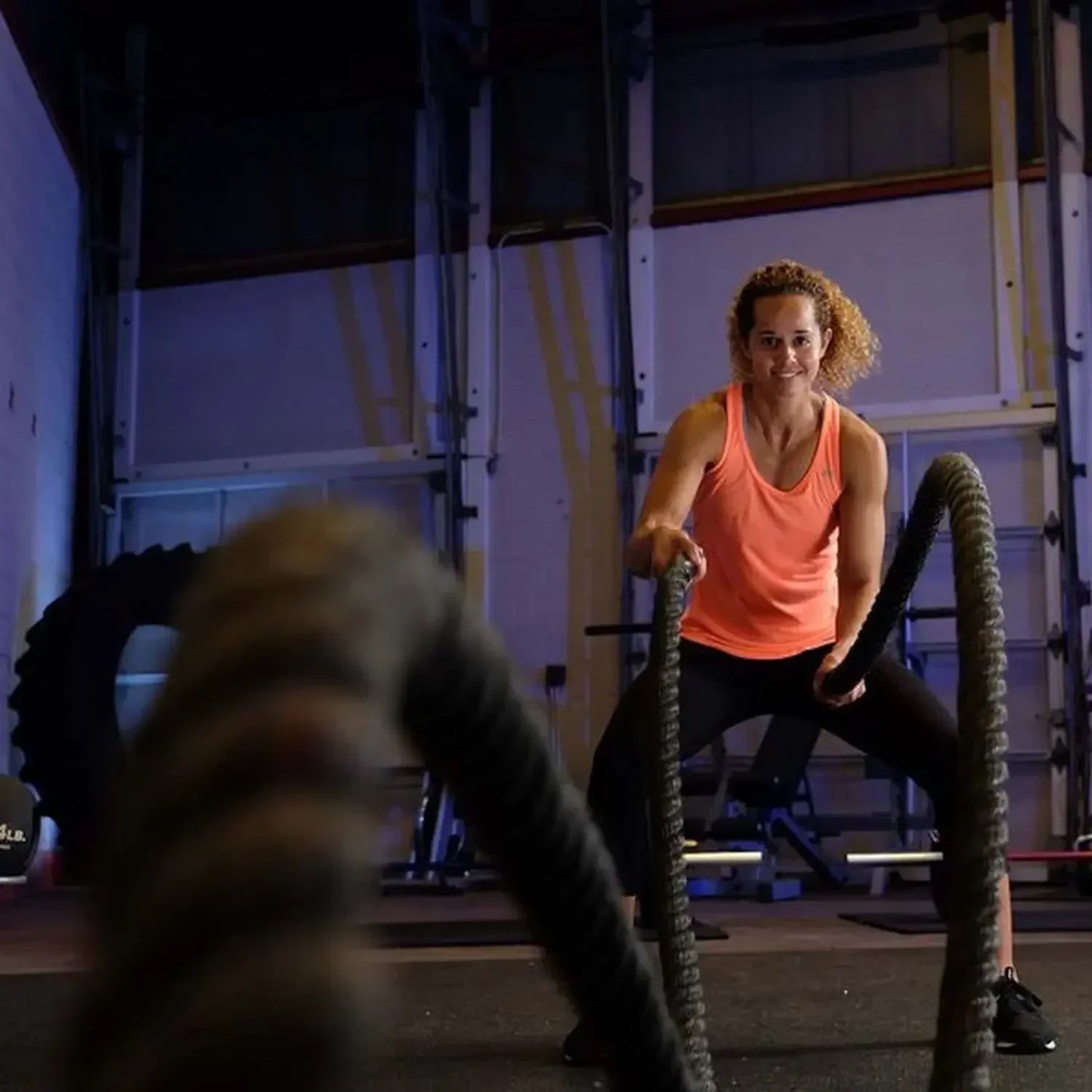 Frau trainiert mit Battle Ropes im Fitnessstudio – Krafttraining & Functional Workout