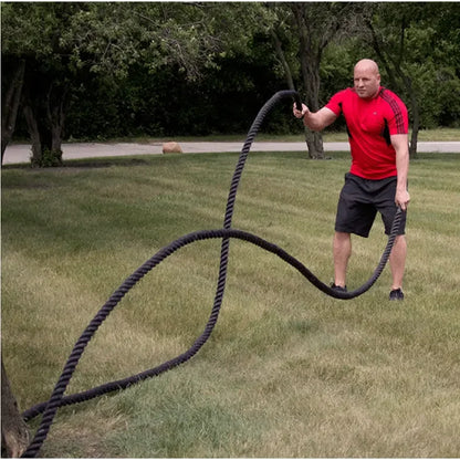 Mann trainiert mit Battle Rope im Freien – Fitness-Kraftgeräte für effektives Training