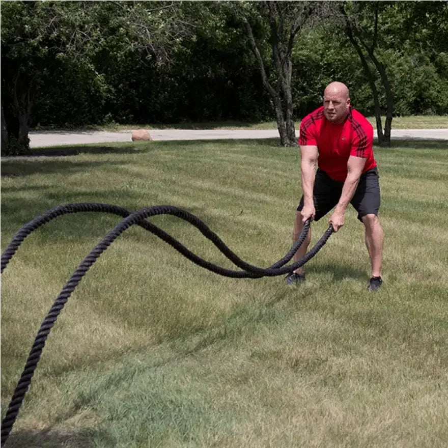 Mann trainiert mit Battle Ropes im Freien – Fitness & Krafttraining im Garten