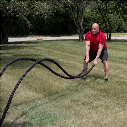 Mann trainiert mit Battle Ropes im Freien – Fitness & Krafttraining im Garten