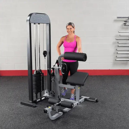 Frau trainiert an Kraftstation im Fitnessstudio – ideales Homegym Equipment für Kraftsport & Training