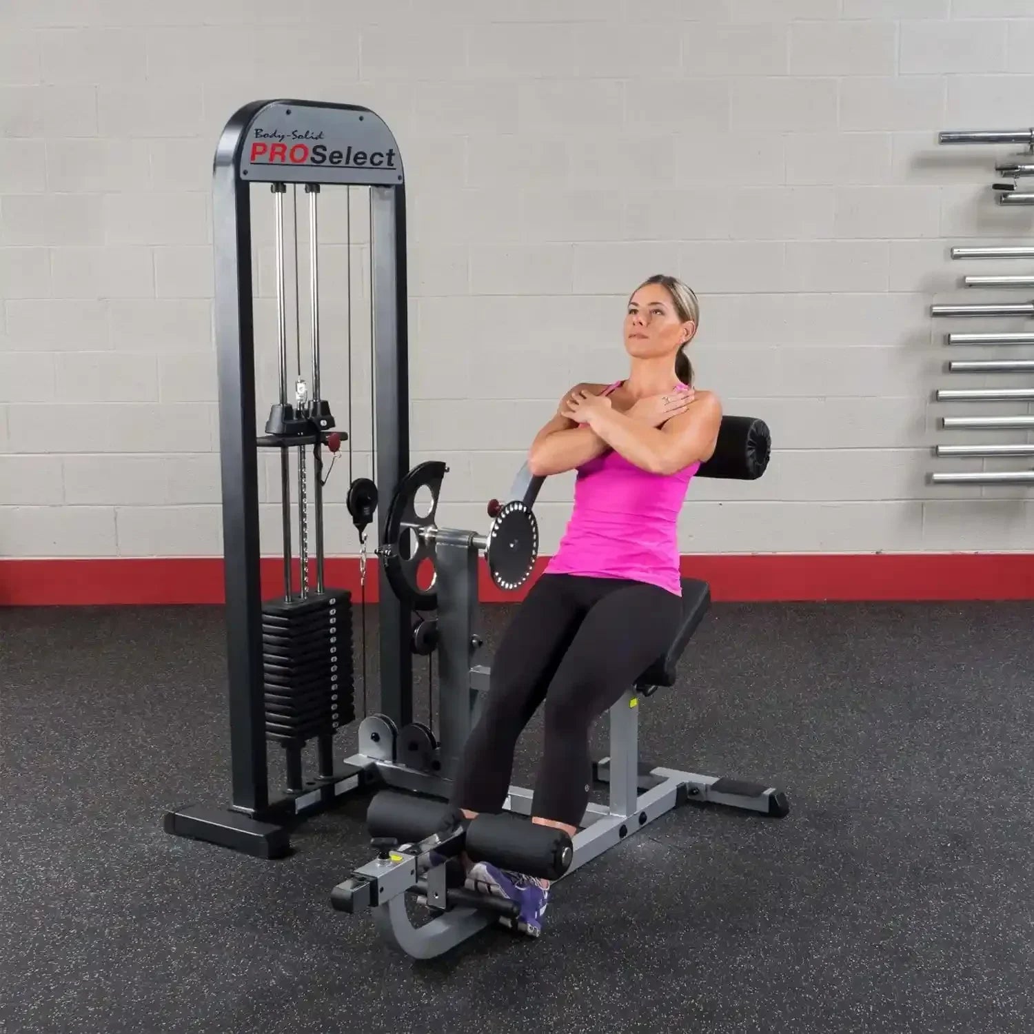 Frau trainiert an Body-Solid PROSelect Kraftstation im Fitnessstudio
