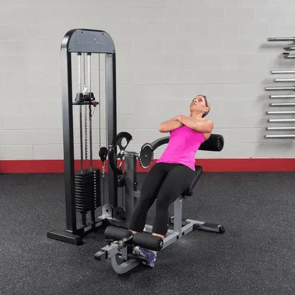 Frau trainiert an Kraftstation mit Hantelbank im Fitnessstudio