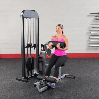 Frau trainiert an Kraftstation mit Gewichtszylinder – Fitness-Kraftgeräte für Homegym & Studio