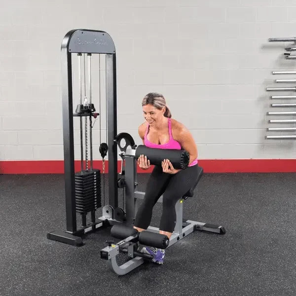Frau trainiert an Kraftstation mit Hantelbank im Fitnessstudio – ideales Homegym Equipment