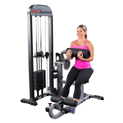 Frau trainiert an Body-Solid PROSelect Kraftstation mit Gewichtsscheiben und Kabelzug für Homegym & Studio