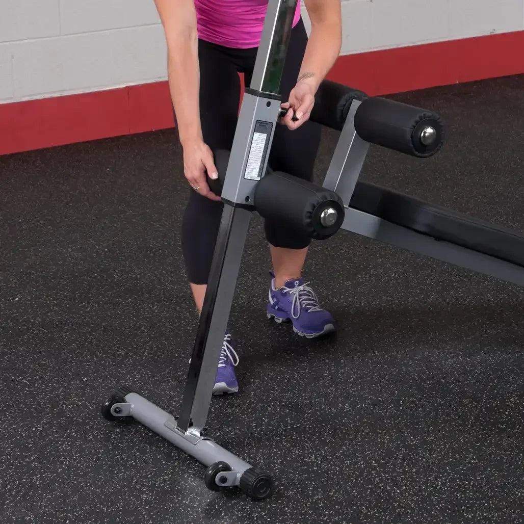Frau justiert Hantelbank mit Rollen im Fitnessstudio – ideal für Homegym & Krafttraining
