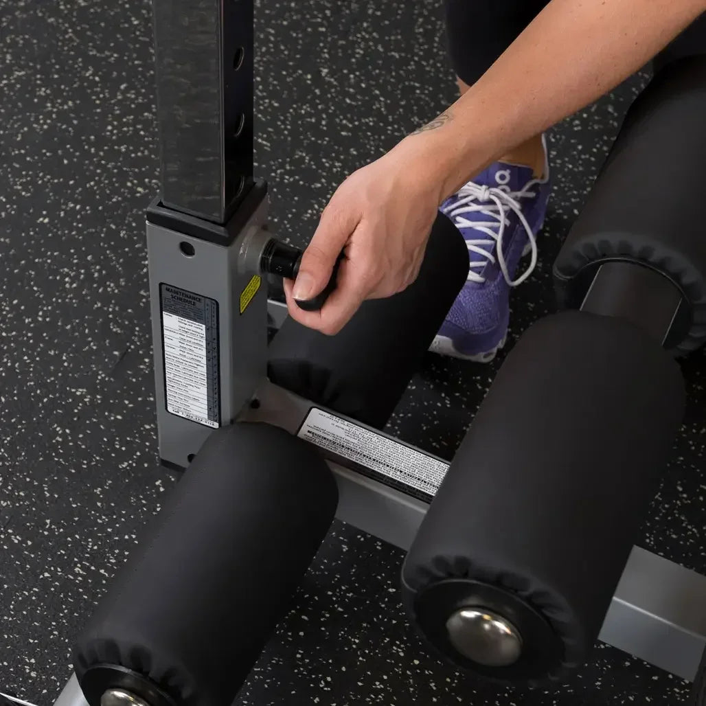 Person justiert Hantelbank mit Sicherheitsbolzen – ideal für Homegym & Studio-Training