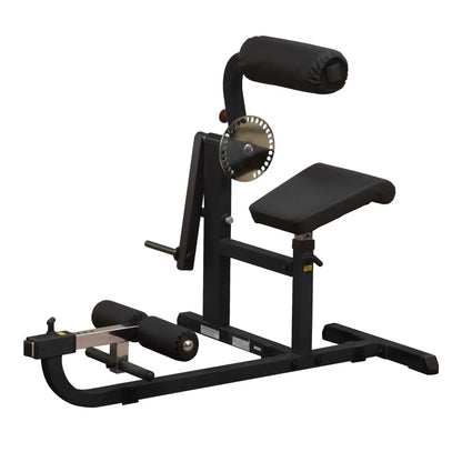 Schwarze Kraftstation mit gepolstertem Sitz und Rückenlehne für Homegym-Training