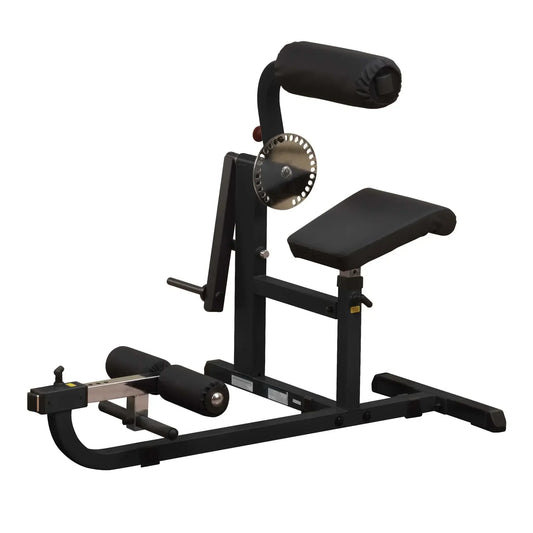 Schwarze Kraftstation mit gepolstertem Sitz und Rückenlehne für Homegym-Training