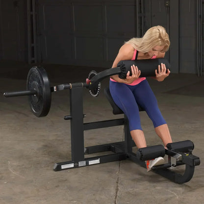 Frau trainiert mit Hantelbank und Langhantel im Homegym – Fitness-Kraftgeräte für effektives Krafttraining