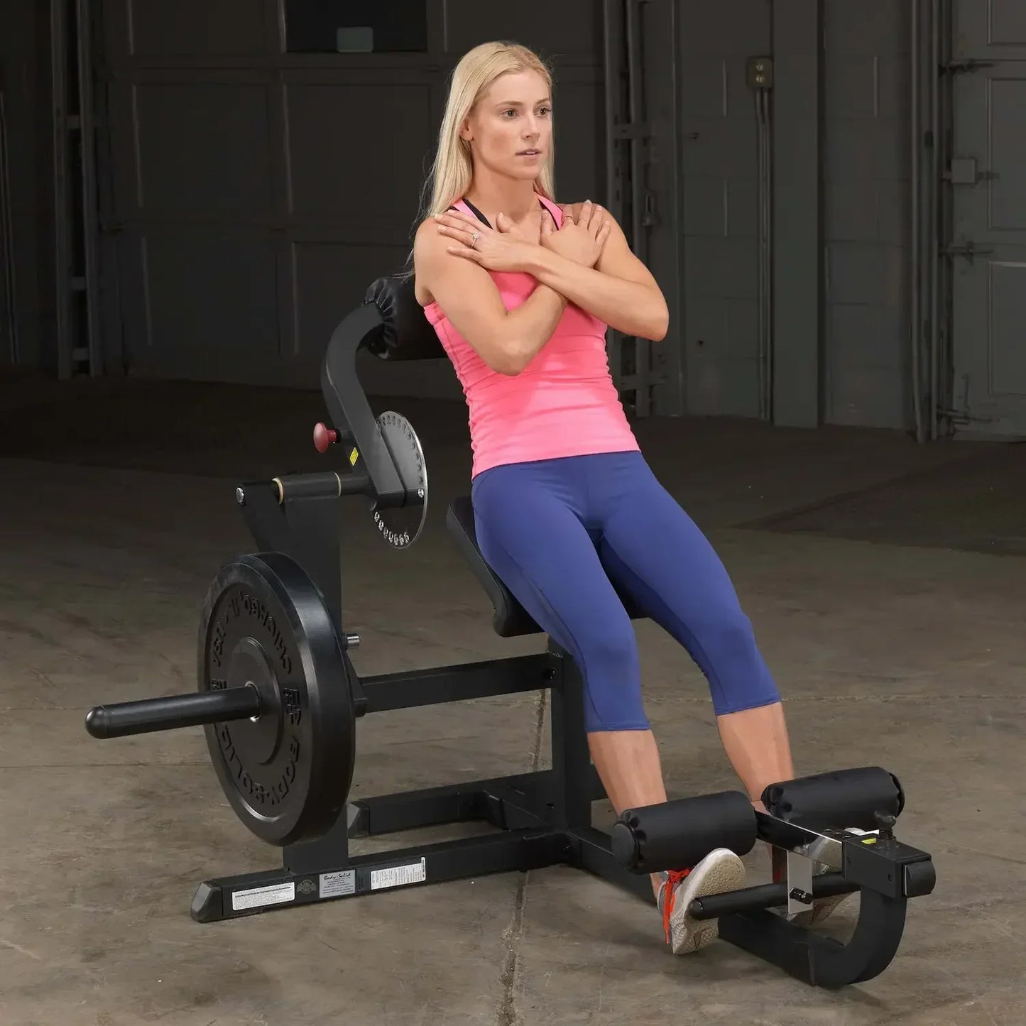 Frau trainiert mit Kraftstation im Homegym – ideales Fitnessgerät für Kraftsport & Bodybuilding