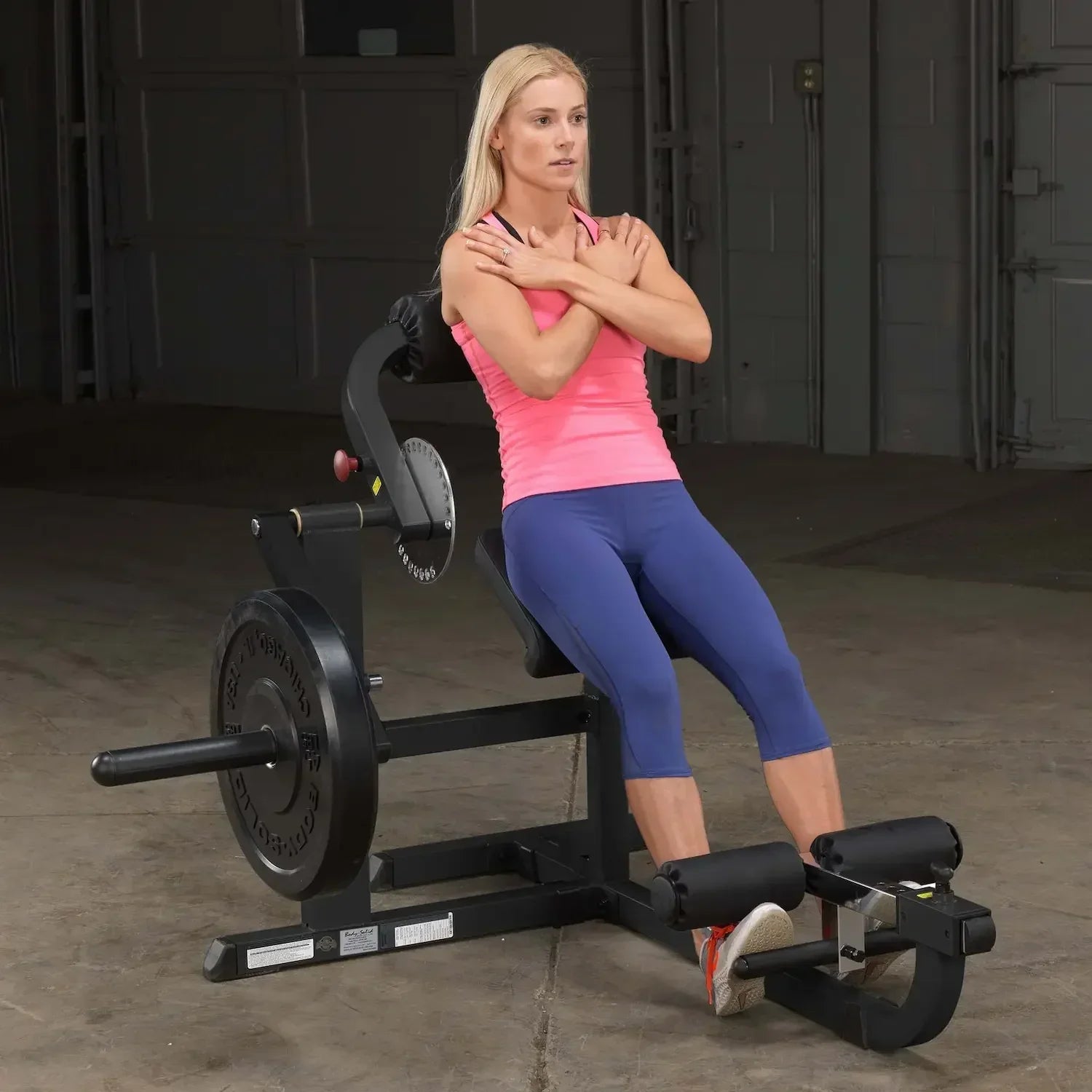 Frau trainiert mit Kraftstation im Homegym – ideales Fitnessgerät für Kraftsport & Bodybuilding