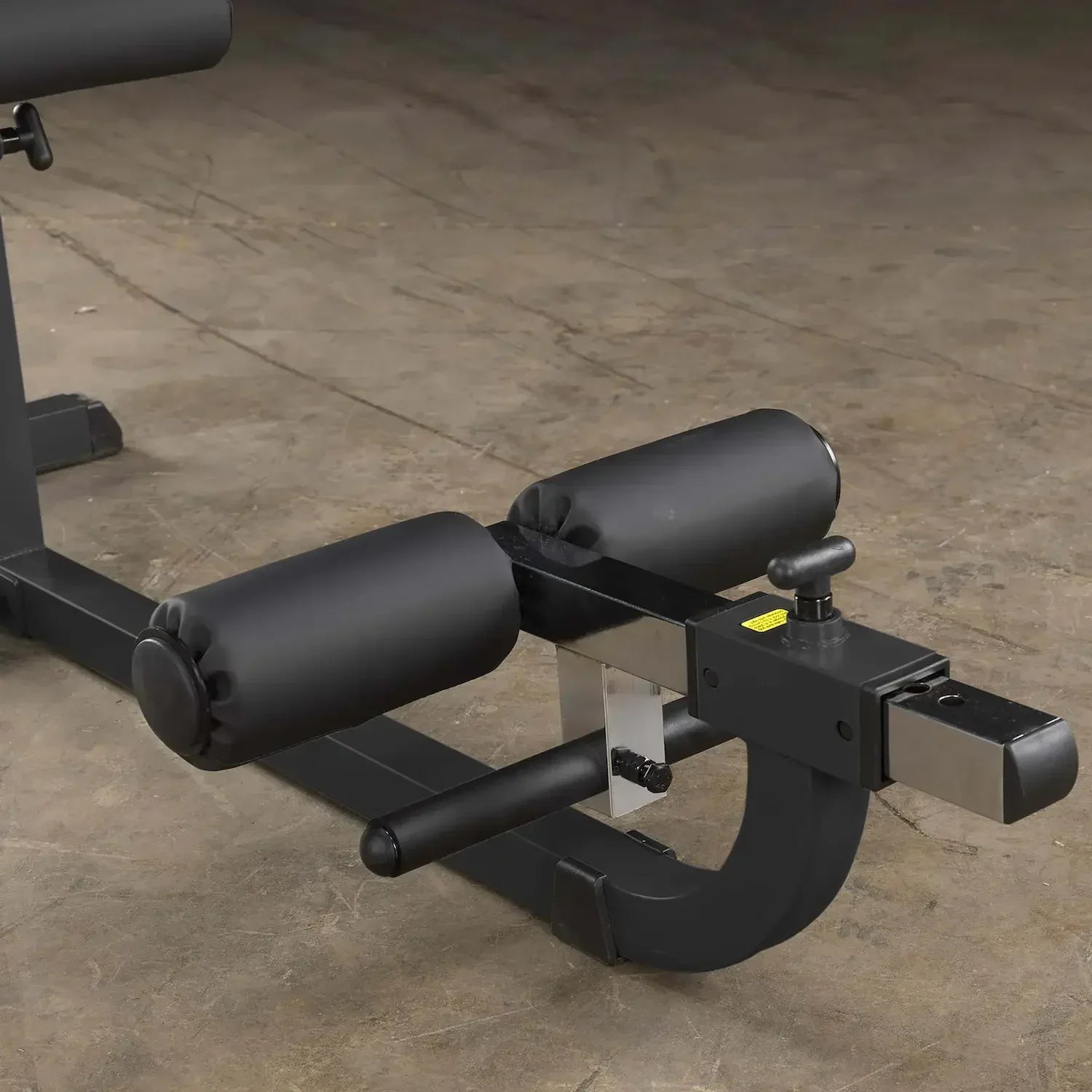 Schwarze Hantelbank mit gepolsterten Rollen und verstellbarem Rückenlehnenmechanismus für Homegym-Training