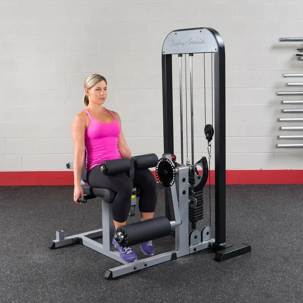 Frau trainiert an einer Body-Solid Kraftstation im Fitnessstudio mit Hantelbank und Kabelzug
