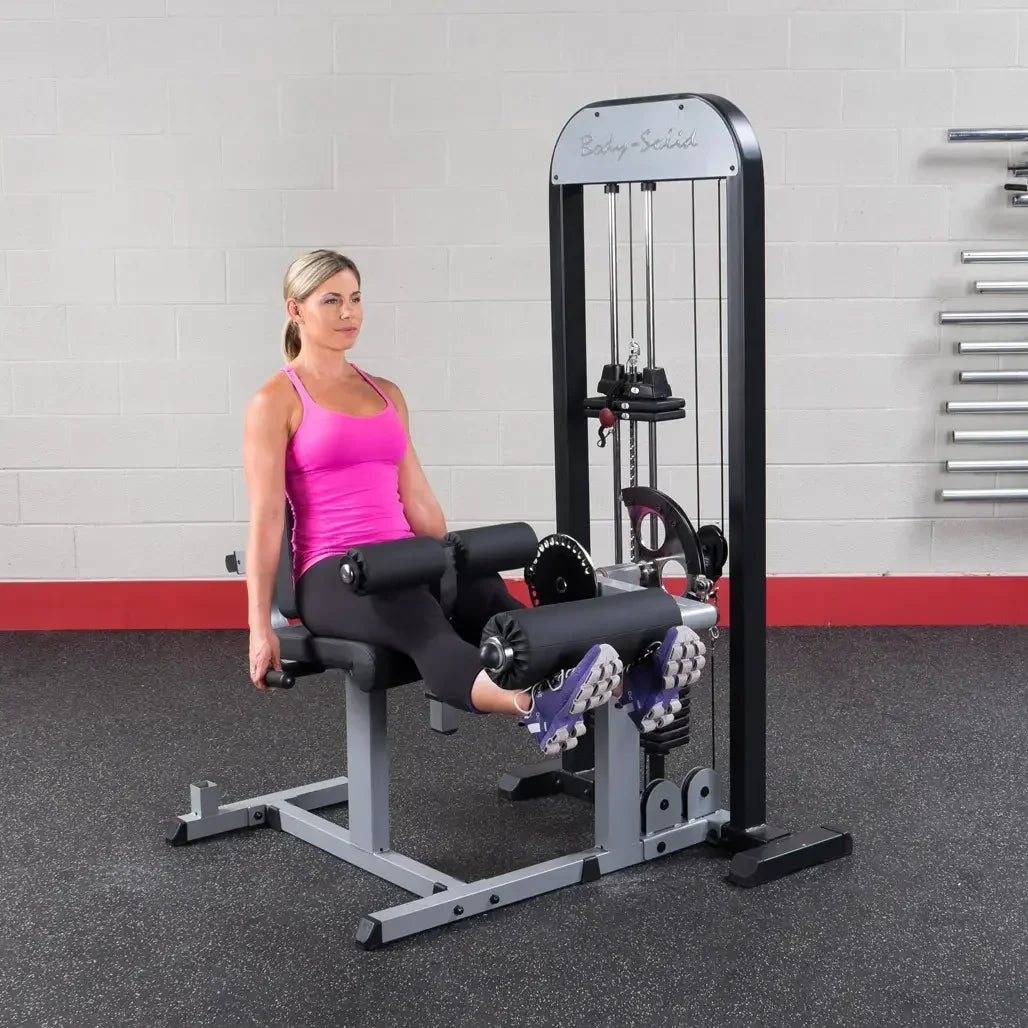 Frau trainiert Beinbeuger an Kraftstation im Fitnessstudio – ideales Homegym Equipment für Kraftsport