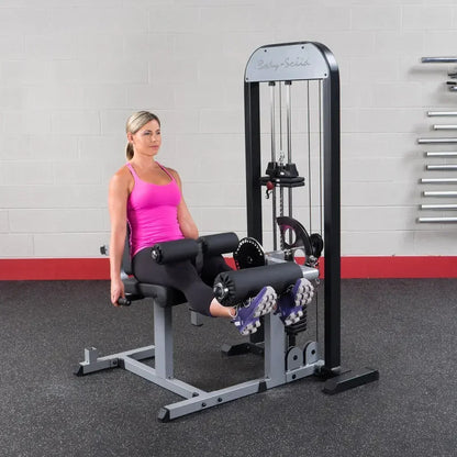 Frau trainiert Beinbeuger an Kraftstation im Fitnessstudio – ideales Homegym Equipment für Kraftsport