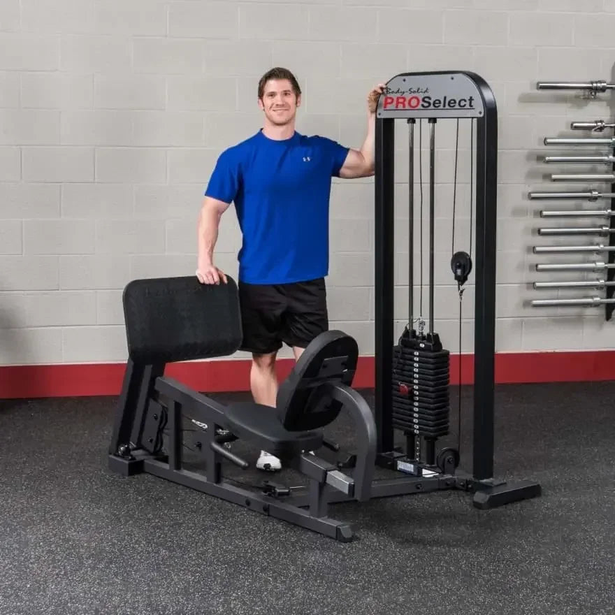 Mann mit PROSelect Kraftstation im Fitnessstudio, ideal für Homegym & Studio-Training