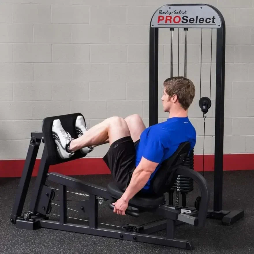 Mann trainiert Beine an Body-Solid PROSelect Kraftstation im Fitnessstudio